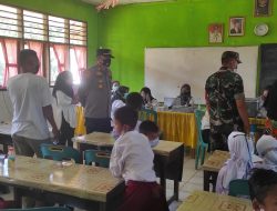 Kapolsek Lima Puluh Monitoring Dan Hibur Anak Usia 6-12 Tahun Yang Akan Di vaksin