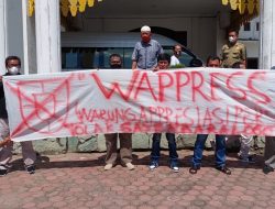 Wappress Bentangkan Spanduk Tolak Penggantian Logo Pemkab