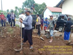 Bhabinkamtibmas Desa Wajegeseng Berbaur Dengan Warga Kerja Bakti