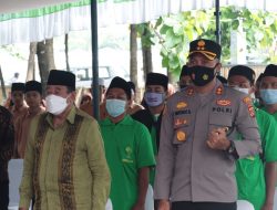 Kapolres Lotara memberikan sumbagan pada Pondok Pesantren dan Masjid