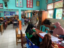 Bhabinkamtibmas Kelurahan Kuang Dampingi Vaksinasi Bagi Pelajar