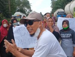 Ganggu Kesehatan, Puluhan Emak Emak Hadang Truk Pengangkut Material Batu