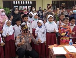 Polisi Sahabat Anak, Kapolres Batu Bara Menghibur Anak Yang di Vaksin 6 Sampai 11 Tahun di SD 13 Desa Binjai Baru dan Sekolah MIS Fatahillah Sei Balai   