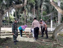 Polsek Bersama Forkopincam Sandubaya Bersihkan Tempat Wisata