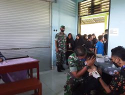 Babinsa Kodim 1615/Lotim Bantu Percepatan Vaksinasi Anak Sekolah