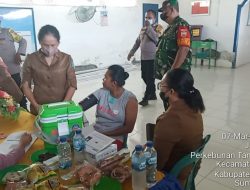 Sinergitas Bhabinkamtibmas Bersama Babinsa Dalam Memantau Jalannya Vaksinasi