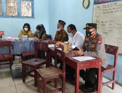 Kapolsek Lima Puluh AKP Rusdi Dampingi Vaksinasi Anak Di SDN 13