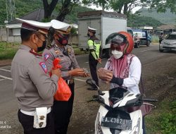Polres Sumbawa Barat Laksanakan Razia dan Bagikan Paket Sembako untuk Pengendara