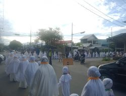 Kapolsek Pemenang Pimpin Pengawalan Pawai Manasik Umrah  Pondok  Pesantren