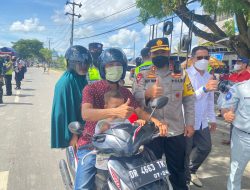 Polres Loteng Bagikan 200 Helm SNI Gratis Untuk Pengendara Tertib Berlalulintas