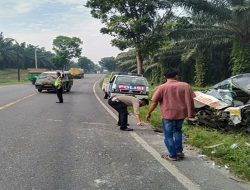 Mobil Ambulance Tabrak Tronton, 1 Perawat Tewas 2 Luka-luka