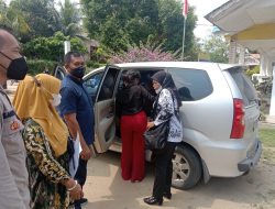 Polsek Lima Puluh Jemputan Masyarakat Yang Hendak Di Vaksin