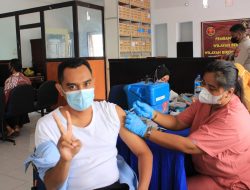Pungki: Pegawai Imigrasi Sumbawa Terima Vaksin Booster