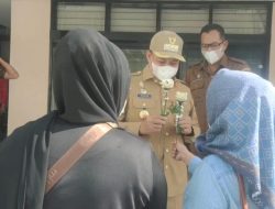 Bupati Batubara Dapat Bunga Dari Emak Emak Sebagai Kecintaan Masyarakat Kepada Bupati