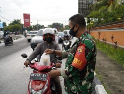 Raih Berkah Ramadhan 1443/H, Serentak Jajaran Korem 162/ WB Berbagi Takjil