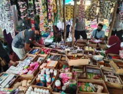 Kapolsek Pringgarata Pimpin Razia Petasan di Pasar Umum