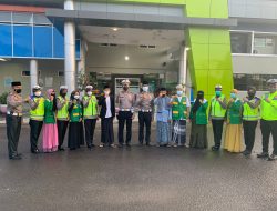 Bersama Baznas, Sat Lantas Polres Loteng Berbagi Takjil dan Makanan untuk Nakes