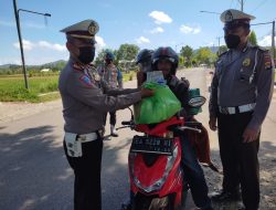 Satlantas Polres Sumbawa Barat Gelar Razia dan Bagikan Sembako