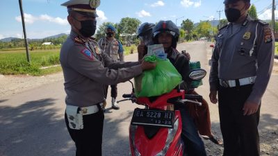 Satlantas Polres Sumbawa Barat Gelar Razia dan Bagikan Sembako 