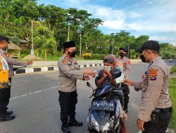 Kapolsek Kawasan Mandalika Bagikan Takjil Ramadhan