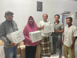 Jelang Idul Fitri, Ketua DPRD Sumbawa Abdul Rafiq Berikan 2500 Paket Lebaran