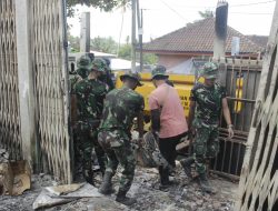 TNI Gotong Royong Membersihkan Rumah Warga yang Terbakar Paska Bentrok di Mareje