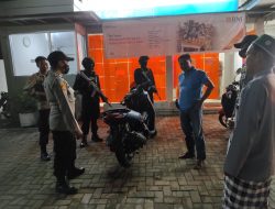 Personil Pospam Sampaikan Himbauan Terhadap Warga  Saat Patroli Vital