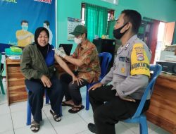 Tim Vaksinator TNI – Polri Lakukan Vaksinasi Door to Door di Kecamatan Sekongkang.