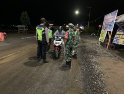 Petugas Gabungan Lakukan Pemeriksaan Kartu Vaksinasi di Pelabuhan Tano