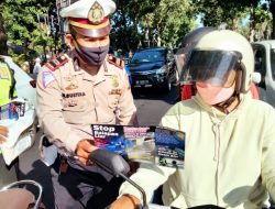 Sat Lantas Polresta Mataram Bagikan Brosur Saat Ops Keselamatan 2022
