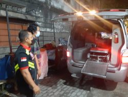 Bhabinkamtibmas Cilinaya Evakuasi Gelandangan Sakit