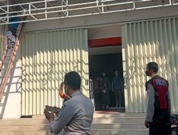 Sat Sabhara Polresta Mataram Tangani Korsleting Listrik di Toko Top Fashion