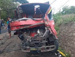 Akibat Rem Blong Sebuah Mobil Dump Truck mengalami Kecelakaan Di Dusun Lenser