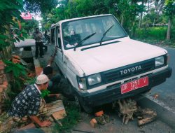 Polres Loteng Bantu Evakuasi Mobil kecelakaan Tunggal