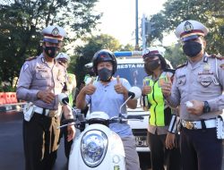 Sambut Hut Bhayangkara Ke 76, Sat Lantas Polresta Mataram Bagikan Helm Gratis