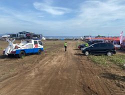 Cegah Kemacetan, Polisi Menderek Mobil Yang Parkir Sembarangan