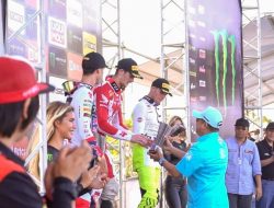 Ketua MPR RI Serahkan Tropi Juara MXGP Ke Tim Gajser