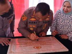 Kapolresta Mataram Tandatangani Prasasti Tanda Peresmian Renovasi Polsek Gunungsari
