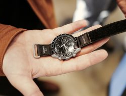 Inspirasi Kado Mewah untuk Pria dari Omega X Swatch