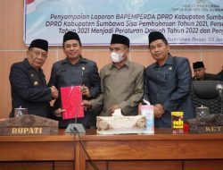 Bupati Sumbawa Serahkan 3 Ranperda Jadi Perda