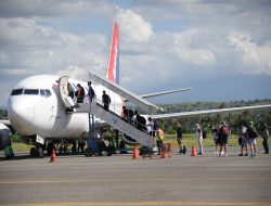 Hebat!, Pesawat NAM Air jenis Boeing 737 Perdana Mendarat