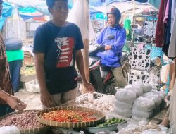 Anggota  Polsek Gunung Sari  Cek Harga Sembako  Jelang Idul Adha