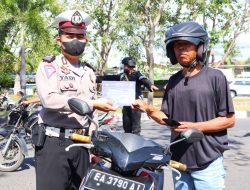 Sat Lantas Polres Sumbawa Bagikan Buku Petunjuk Keselamatan Berlalu Lintas