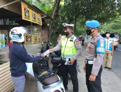 Satlantas Polres Lotara Bagikan Brosur Himbauan Kamseltibcarlantas