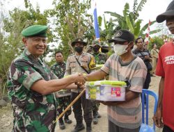 Tinjau Sasaran TMMD Ke 114, Danrem 162/Wira Bakti Brigjen TNI  Sudarwo Aris Nurcahyo, S.Sos.,M.M., Berikan Bansos