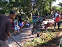 Kompak, Babinsa Tetebatu Selatan Koramil 1615-09/Sikur dan Warga Gotong Royong Bersihkan Badan Jalan