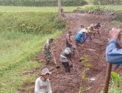 Babinsa Perian Koramil 1615-06/Terara Berikan Motivasi Gotong Royong