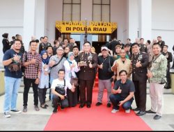 Irjen Iqbal Dapat Kejutan Kue Ulang Tahun dari Jurnalis Mitra Polda