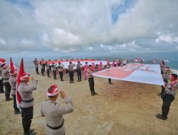 Peringati HUT RI ke 77, Polres KSB Kibarkan Bendera Di Bukit