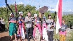 Polda NTB Kibarkan Bendera di Bukit Selong Sembalun, Sambut HUT RI Ke-77